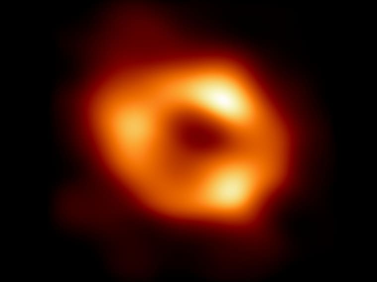 Captan imagen del agujero negro al centro de la Vía Láctea.
