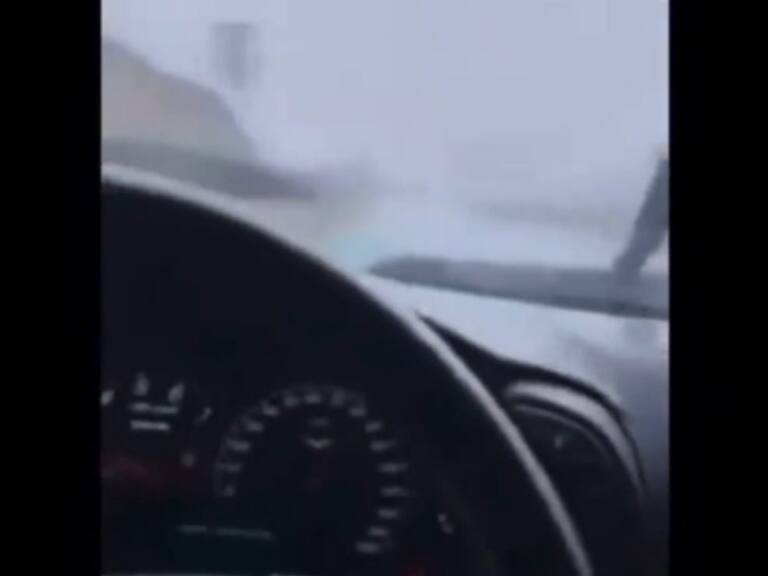 Transmite en vivo y choca mientras conducía en plena lluvia en carretera