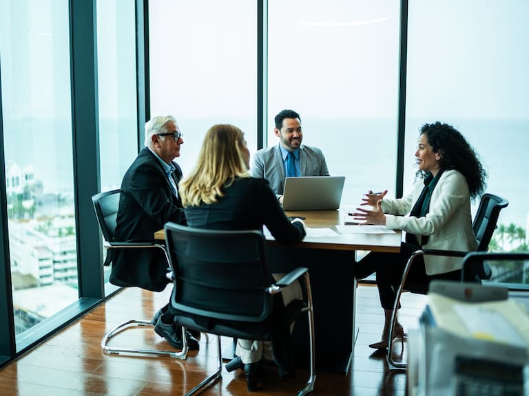 La comunicación estratégica permite mantener objetivos empresariales claros en un entorno con exceso de contenido e información.