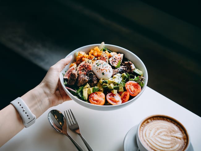 La ciencia de digerir la comida: ¿Por qué la grasa ralentiza tu motor?