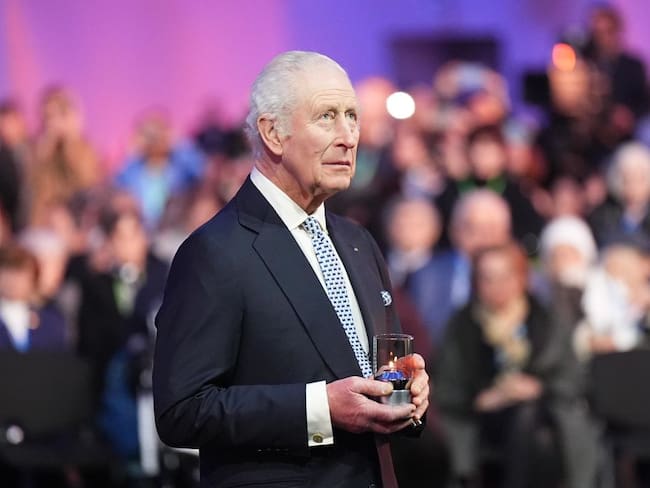 Carlos III enciende las alarmas monárquicas. Llama a Harry y William para reunirse antes de su deceso.