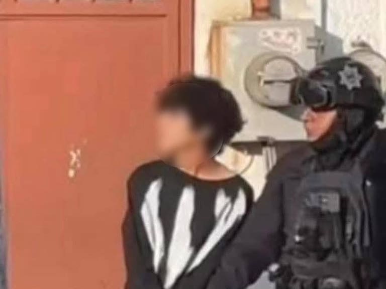 Omar "N" de solo |15 años fue detenido y amarrado por sus compañeros quienes llamaron a las autoridades luego del asesinato de dos de sus profesoras.