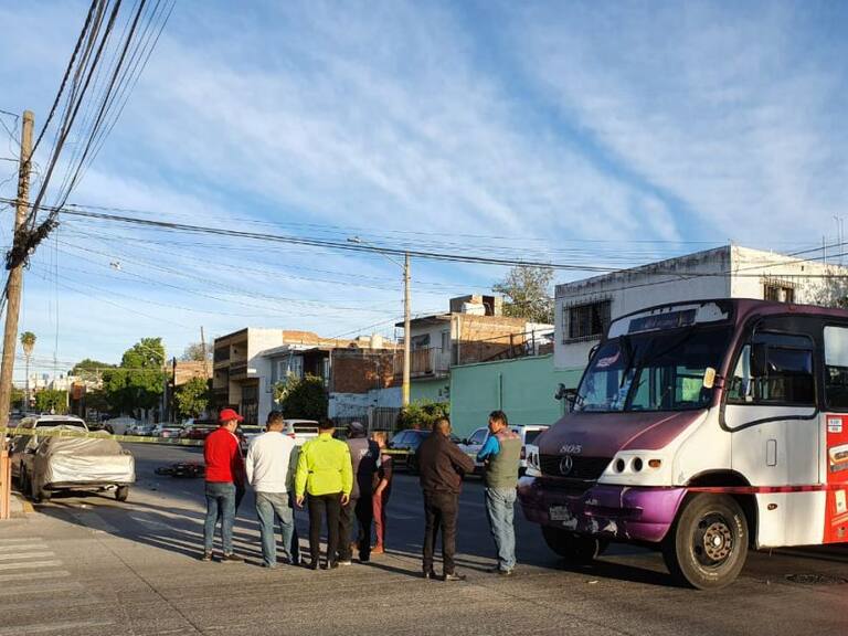 Camión del transporte público atropella a motociclista