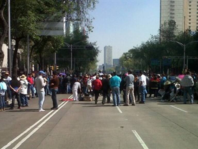 Protesta CNTE frente al Senado y supermercado