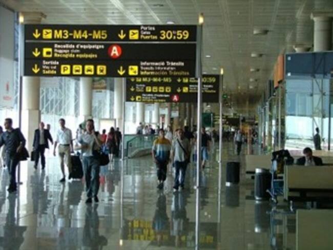 Acuerdan México y España buscar solución a viajeros mexicanos rechazados