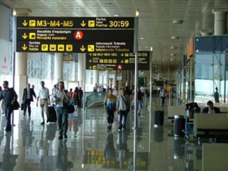 Acuerdan México y España buscar solución a viajeros mexicanos rechazados