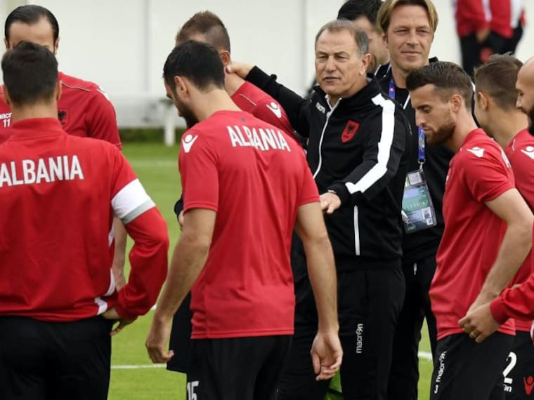 Director técnico de Albania eligió a los jugadores en ¿internet?