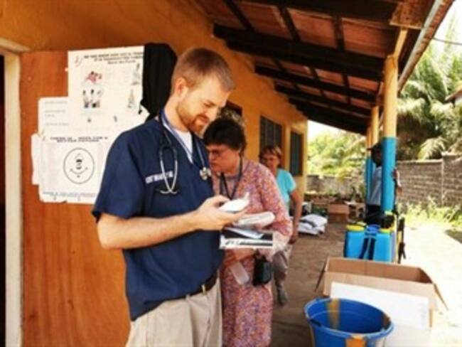Dan de alta a médico infectado por ébola tras exitoso tratamiento experimental