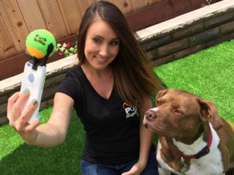 Llegó el 'Pooch Selfie' el accesorio para tomarte fotos con tu perro