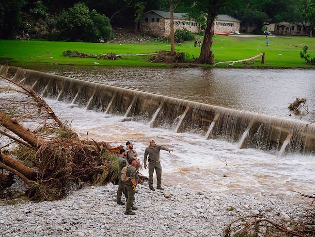 Continúa la búsqueda de víctimas por inundación en Texas