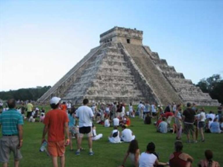 Se desploma escenario donde cantará Elton John en Chichén Itzá