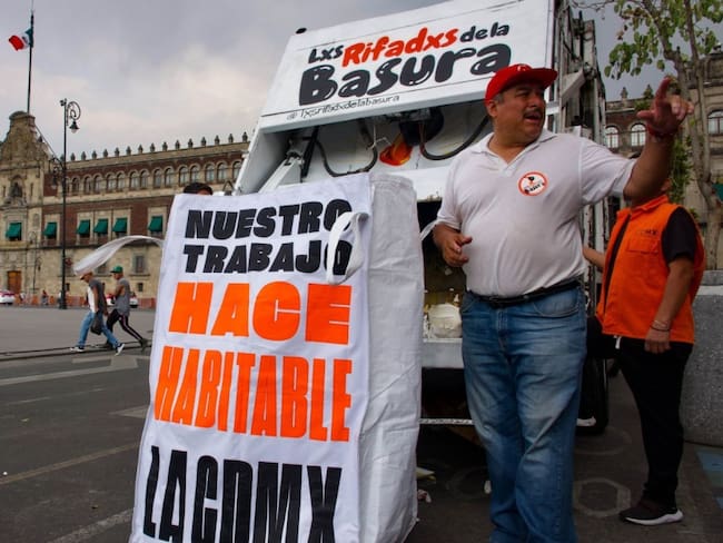Voluntarios de limpia en CDMX viven solo de las propinas de los ciudadanos