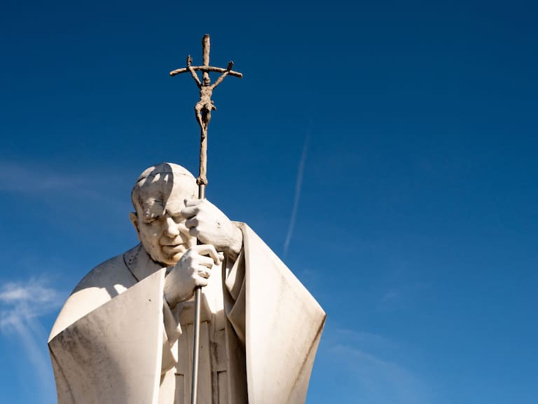 La misa de exequias del pontífice se celebrará el próximo sábado 26 de abril de 2025 a las 10:00 horas, en el atrio de la Basílica de San Pedro.