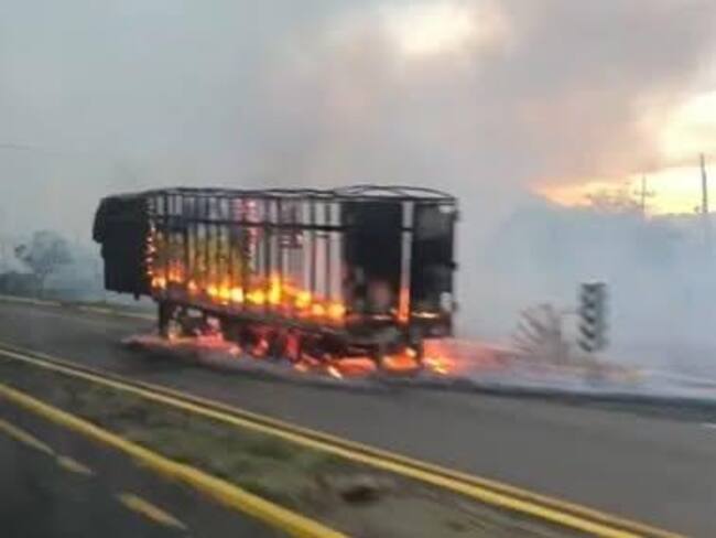 Confirma SSP bloqueos con 8 vehículos incendiados en Elota, Sinaloa