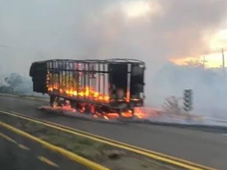 Confirma SSP bloqueos con 8 vehículos incendiados en Elota, Sinaloa