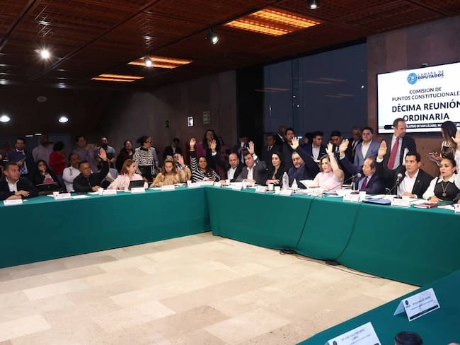 Diputados aprueban en comisiones eliminar “pensiones doradas”; oposición acusa simulación