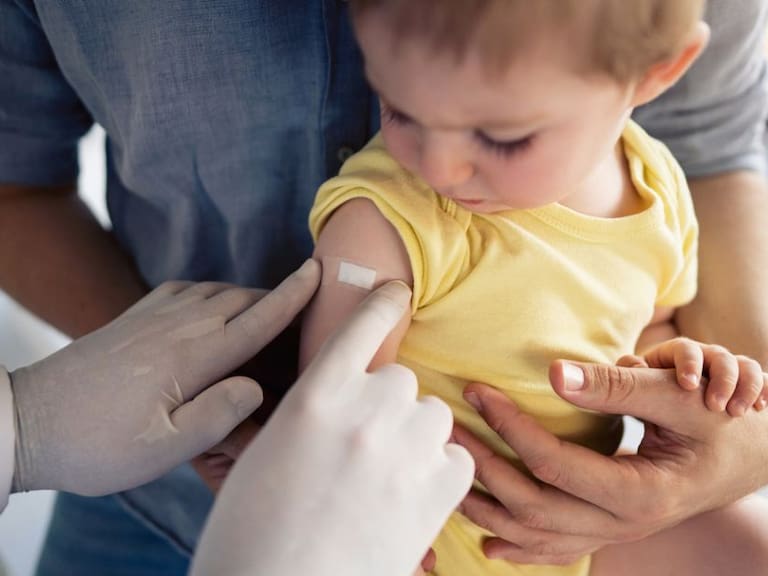 Aprueba FDA vacuna contra Covid para bebés en EU
