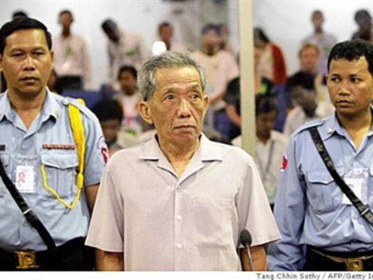 Tribunal sentencia a 35 años a ex jefe carcelario del Jemer Rojo