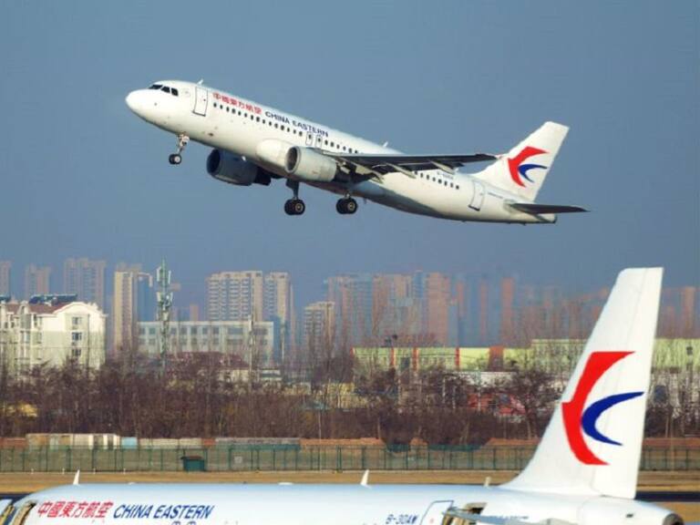 Cae vuelo de China Eastern Airlines con 132 pasajeros a bordo