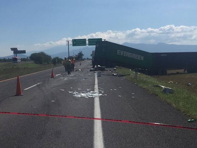 Choque en carretera Guadalajara-Colima deja un muerto y tres lesionado