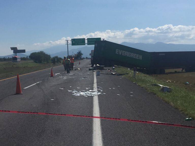 El choque de un tráiler con doble remolque en la parte trasera de una camioneta Chevrolet