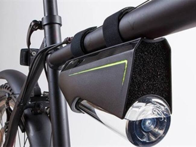 Diseñan botella que convierte el aire en agua potable
