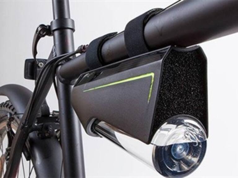 Diseñan botella que convierte el aire en agua potable