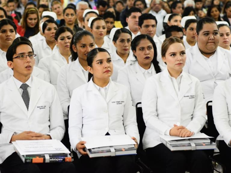 Se gradúan 72 alumnos de la Academia de Enfermería y Optometría en Guadalajara