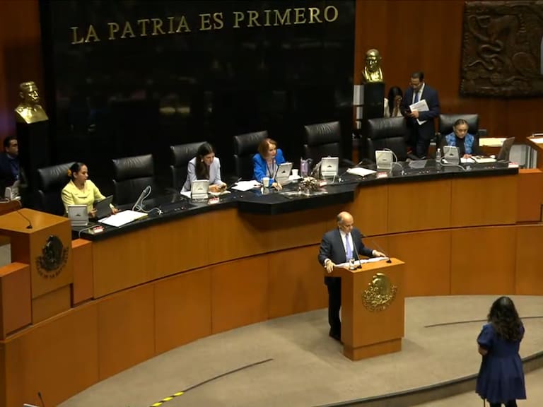 Guerra en el Congreso: Fernández Noroña lleva marioneta a tribuna y la oposición los acusa de “narcos”