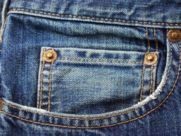 ¿Por qué los pantalones de mezclilla tienen un pequeño bolso a su costado?