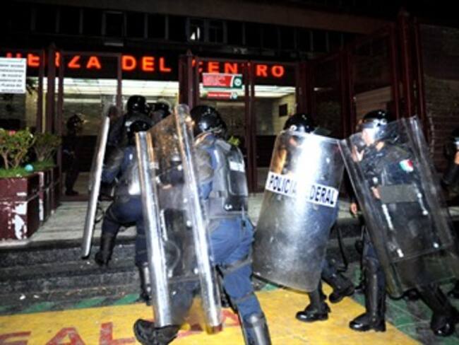 Autoridades enfrentan a civiles en Bucareli