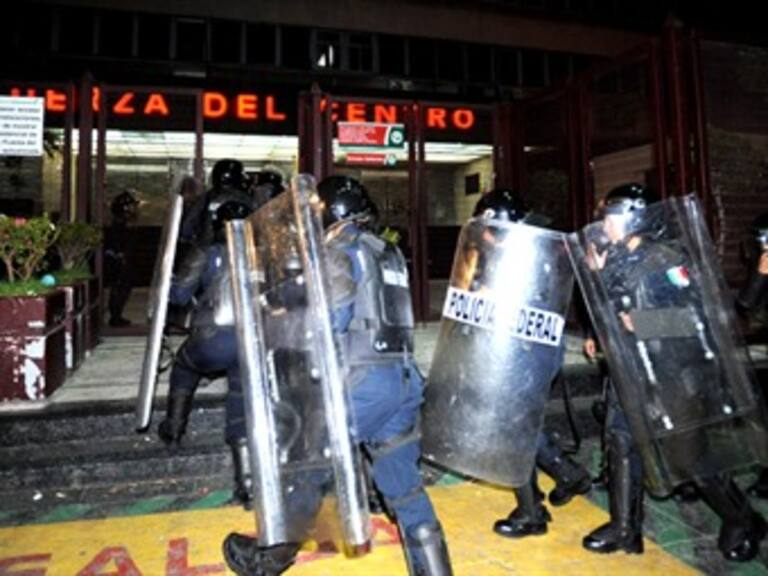 Autoridades enfrentan a civiles en Bucareli