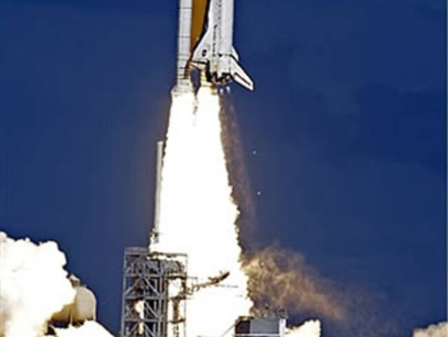 Transbordador Atlantis emprende regreso a Tierra