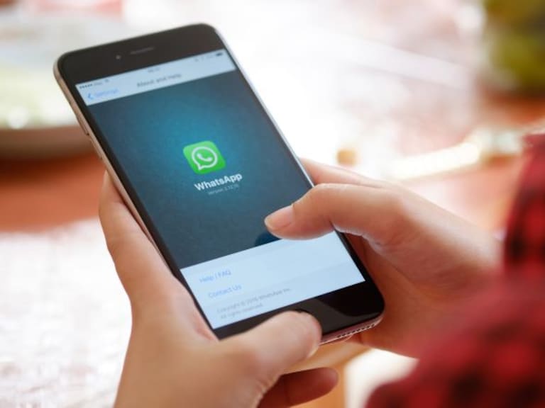 ¿Cómo enviar mensajes en WhatsApp sin aparecer en Línea?