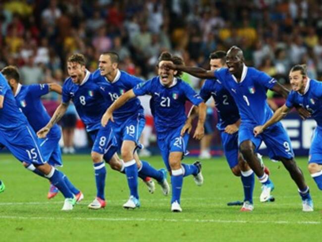 Vence Italia 2-1 a Inglaterra en su debut por la Copa del Mundo