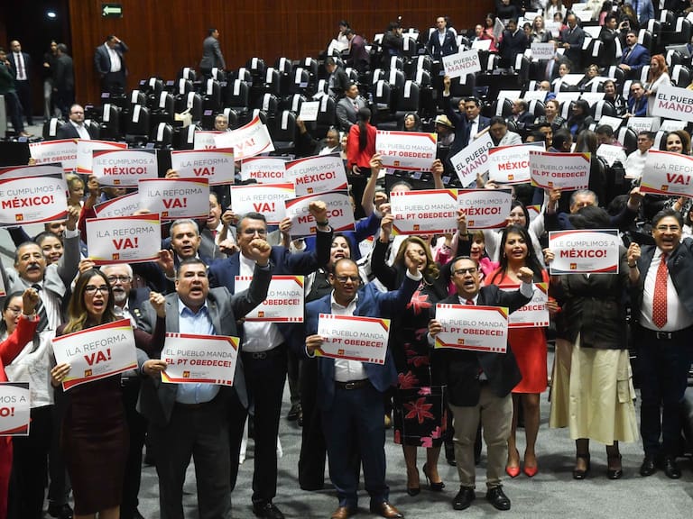 CIUDAD DE MÉXICO, 13SEPTIEMBRE2024.- Legisladores del grupos parlamentario de PT, muestran cartulinas con las leyendas "la reforma va", "el pueblo manda, el pueblo obedece" , y "le cumplimos a México", durante la sesión ordinaria de la Cámara de Diputados en la que se realizó la declaratoria de constitucionalidad de la reforma al Poder Judicial.
FOTO: MARIO JASSO/CUARTOSCURO.COM