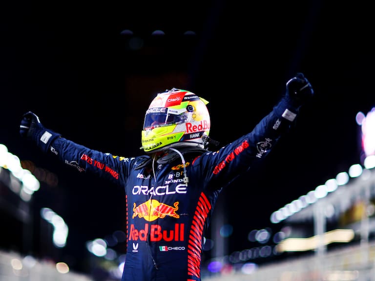 Sergio "Checo" Pérez celebra su triunfo en el GP de Arabia Saudi.
