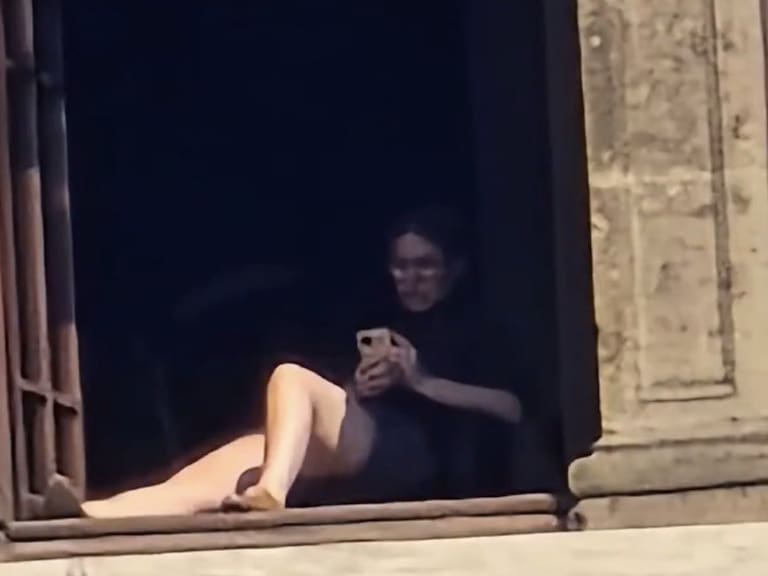 Mujer tomando el sol en Palacio Nacional