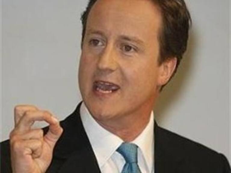 Considera Cameron necesario 'un alto total' a espionaje telefónico