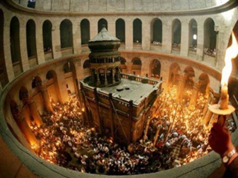 Celebran cristianos la ceremonia del Fuego Santo en Santo Sepulcro