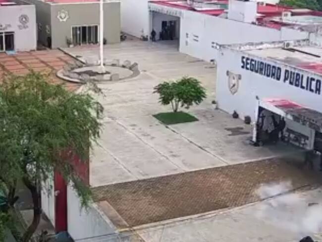 Atacan con explosivos y a balazos la dirección de Seguridad Pública Municipal de Uriangato, Michoacán