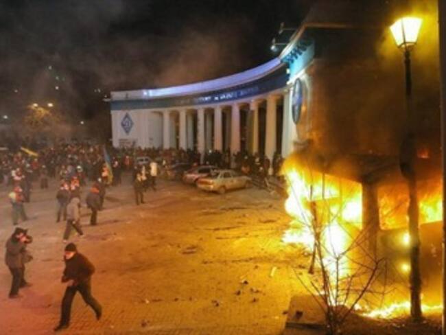 Dejan 4 muertos y 100 heridos violentas protestas en Ucrania