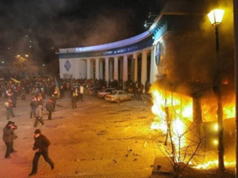 Dejan 4 muertos y 100 heridos violentas protestas en Ucrania