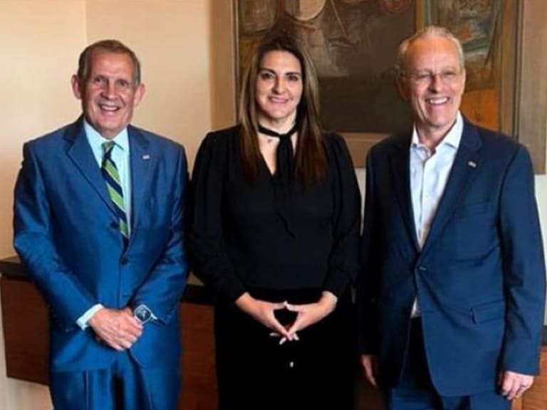 Lorenzo Roel, presidente de la Comisión Laboral del CCE, Maiella Gómez Maldonado, presidenta de la Comisión de Trabajo y Previsión Social de la Cámara de Diputados, y el presidente del Consejo Coordinador Empresarial, José Medina Mora.