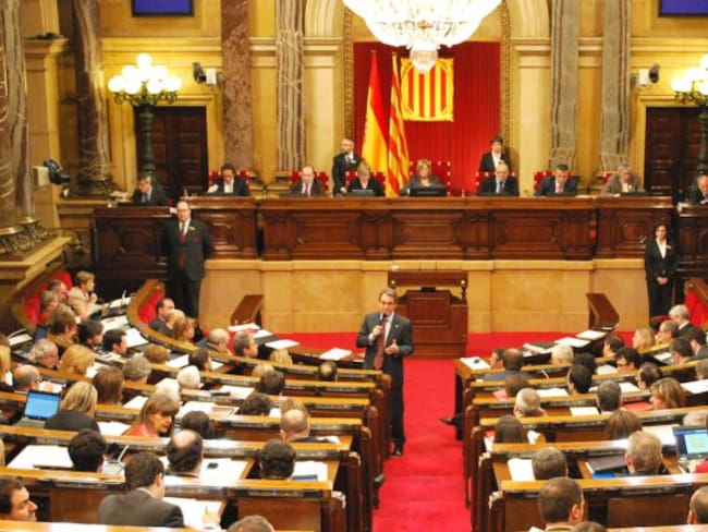 Parlamento de Cataluña aprueba resolución para declarar la independencia