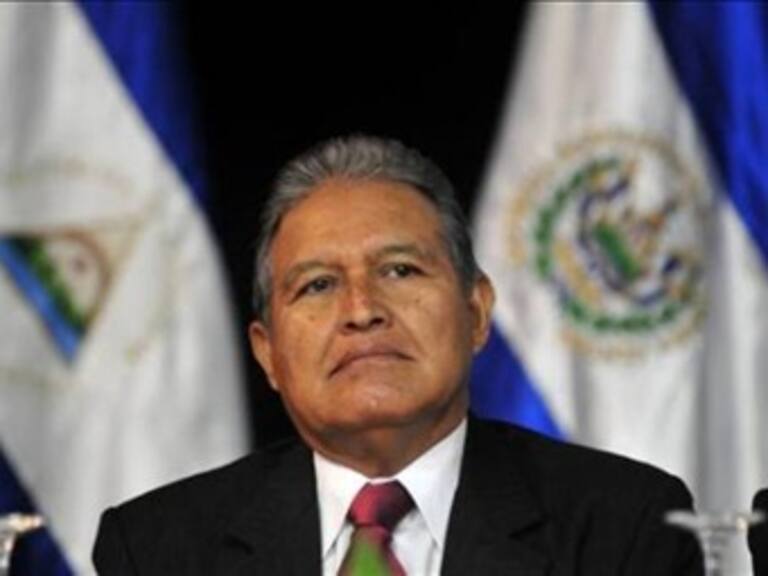 Por salud, se retira presidente  de El Salvador de Cumbre