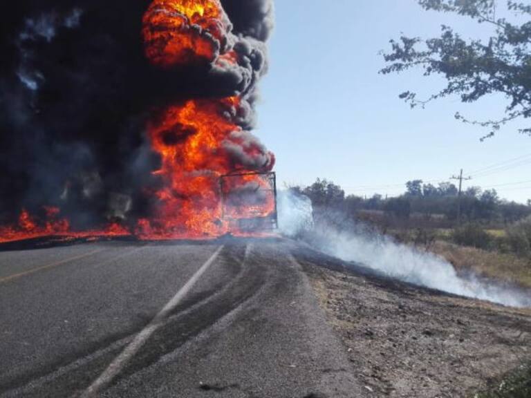 Presunto camión huachicolero se incendia en Teuchitlán