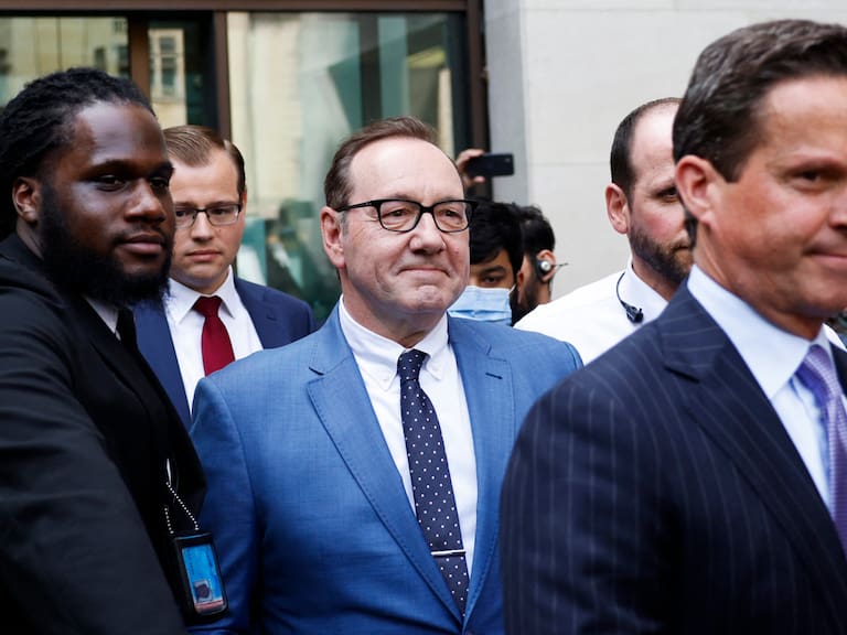 US actor Kevin Spacey leaves the Westminster Magistrates' Court, in London after attending the opening of his trial, on June 16, 2022 in order to face charges of four counts of sexual assault. - Hollywood actor Kevin Spacey "strenuously denies" claims that he sexually assaulted three men, his lawyer said as the actor appeared in a London court to face charges. Spacey, 62, smiled but made no comment to a scrum of waiting reporters, photographers and television cameras as he arrived and left Westminster Magistrates Court in bright sunshine. (Photo by CARLOS JASSO / AFP)