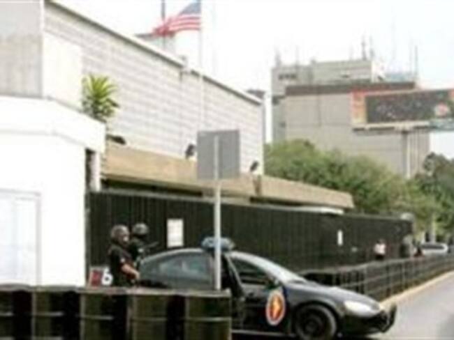 Instalan muro frente a consulado de EU en Monterrey