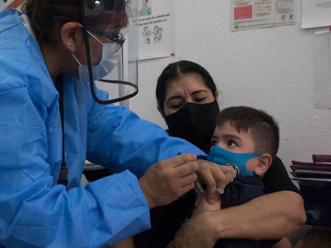Importante vacunar a menores, los contagios continúan: Dra. Karen Rosales